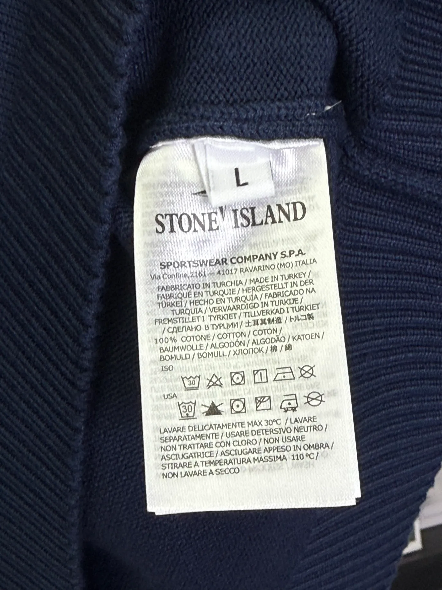 P400 💕Stone Island’s knitted sweater turns the workwear texture into a street-recognizable card. In the “style coordinate system” of trendy brands, Stone Island’s navy blue round-neck knitted sweater is the golden intersection of “function and style”.  It uses solid knitting technology to create a neat silhouette. The low-key cross logo on the chest and the brand's iconic detail design are the fashionable luxury code engraved in the DNA of Stone Island. The navy blue model hides a hard-core texture in simplicity; the classic round neck is suitable for all styles and is a "style converter" in the wardrobe.  As an ingenious work of an Italian fashionable luxury brand, its knitted texture is crisp and tough, and the upper body has a tough aura of workwear style while being comfortable for daily wear. Whether paired with overalls to create a functional trend, or paired with jeans to create a street style, you can easily wear it with a high-end feel that is instantly recognizable to fashion industry veterans.  This autumn and winter, let it become the "dark blue medal" in your wardrobe and unlock the daily functional aesthetics of Stone Island~